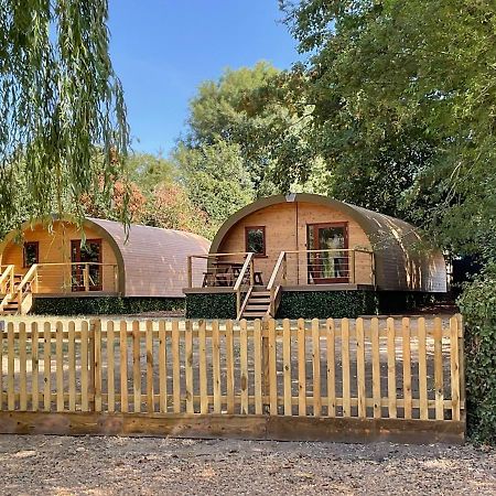 Cosy And Eco-Friendly Cabins Next To 16Th Century Pub 뉴마켓 외부 사진